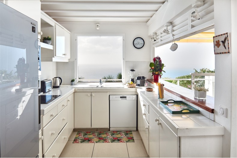 Cuisine entièrement équipée avec tablette-bar pour vos apéros ti-punch ou planteurs locaux